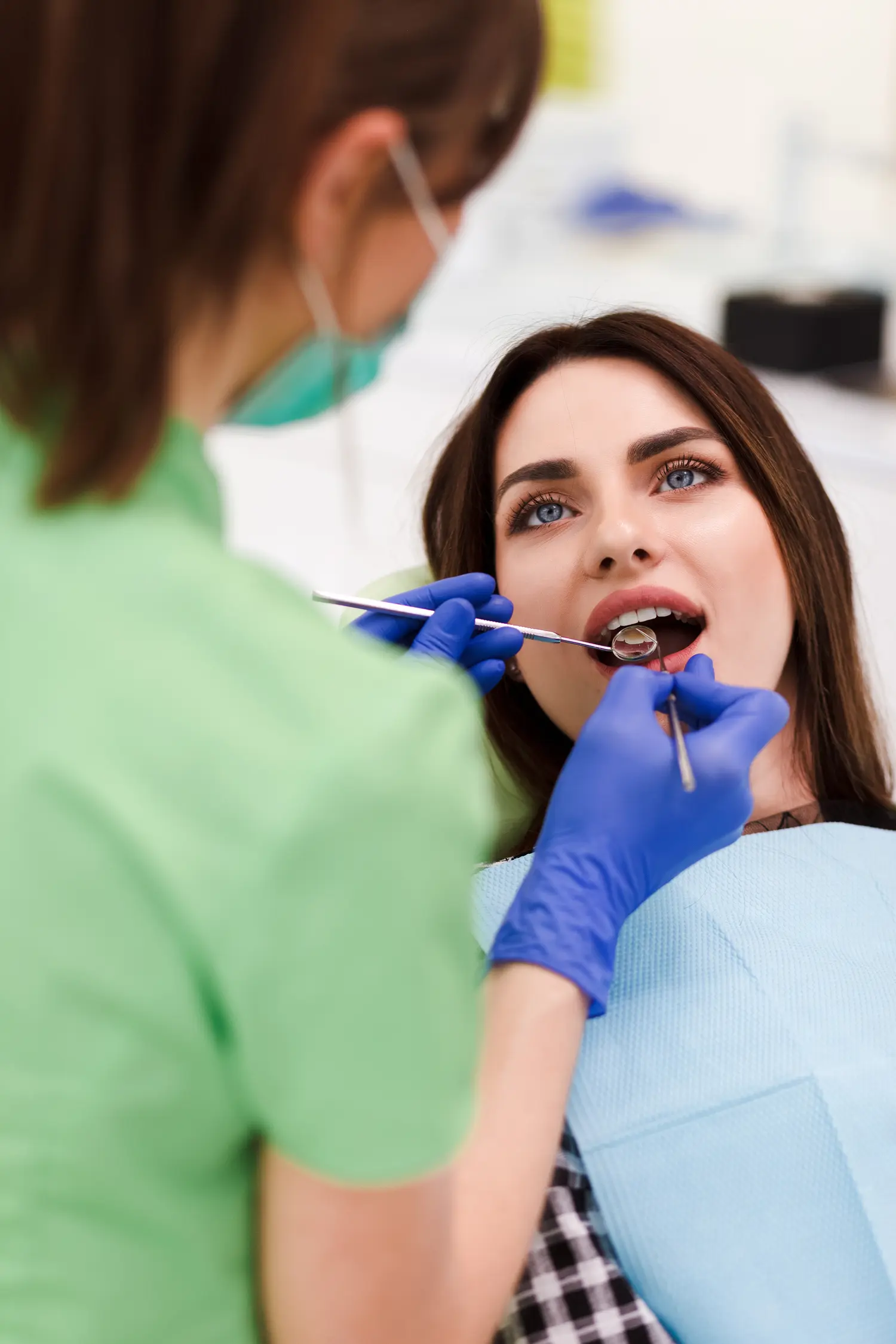 dentist-does-an-oral-examination